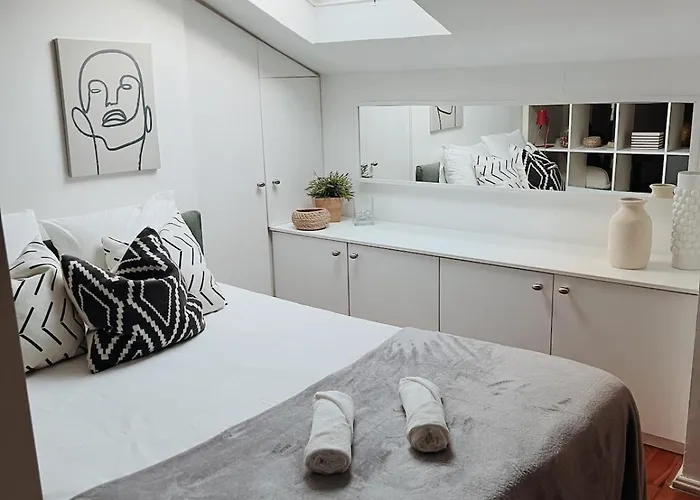 Апартаменти Typical Lisbon Apartment Principe Real *